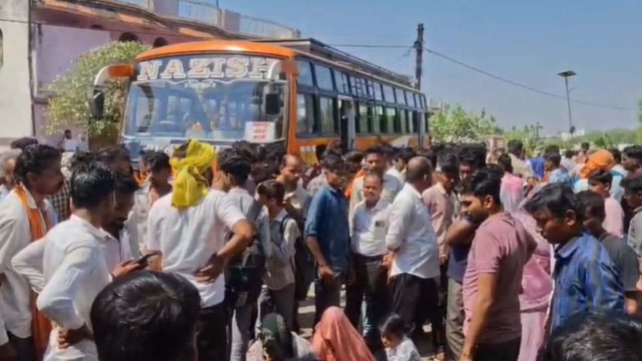 दमोह-जबलपुर हाईवे पर दर्दनाक हादसा, तेज रफ्तार बस ने तीन स्कूली छात्राओं को रौंदा, दो की मौत, आक्रोशित लोगों ने किया चक्काजाम