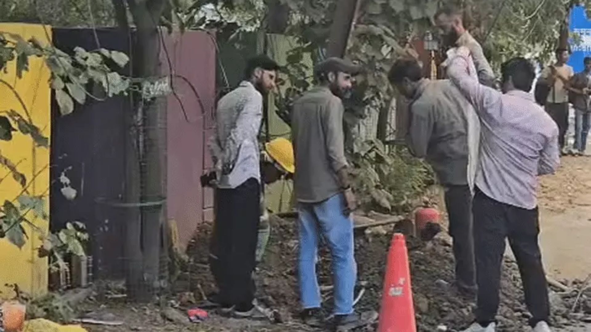 इंदौर के सुमन नगर की गली में दूसरी बार गैस लीकेज की घटना, पानी की लाइन की खुदाई में टूटी पाइपलाइन, रहवासियों ने उठाए सुरक्षा पर सवाल इंदौर के सुमन नगर की गली में दूसरी बार गैस लीकेज की घटना, पानी की लाइन की खुदाई में टूटी पाइपलाइन, रहवासियों ने उठाए सुरक्षा पर सवाल