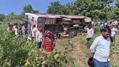 कटनी में तेज रफ्तार बस पलटने से छात्रा की मौत, 2 दर्जन यात्री घायल, गुस्साए लोगों ने लगाया जाम