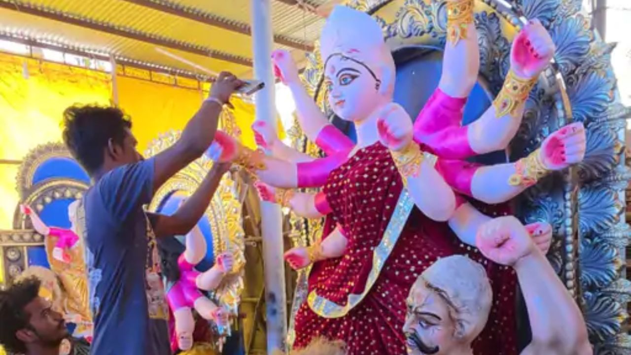 उज्जैन में इस बार 1000 जगहों पर सजेगा दुर्गा उत्सव, प्रतिमाओं को अंतिम रूप देने में जुटे कारीगर उज्जैन में इस बार 1000 जगहों पर सजेगा दुर्गा उत्सव, प्रतिमाओं को अंतिम रूप देने में जुटे कारीगर