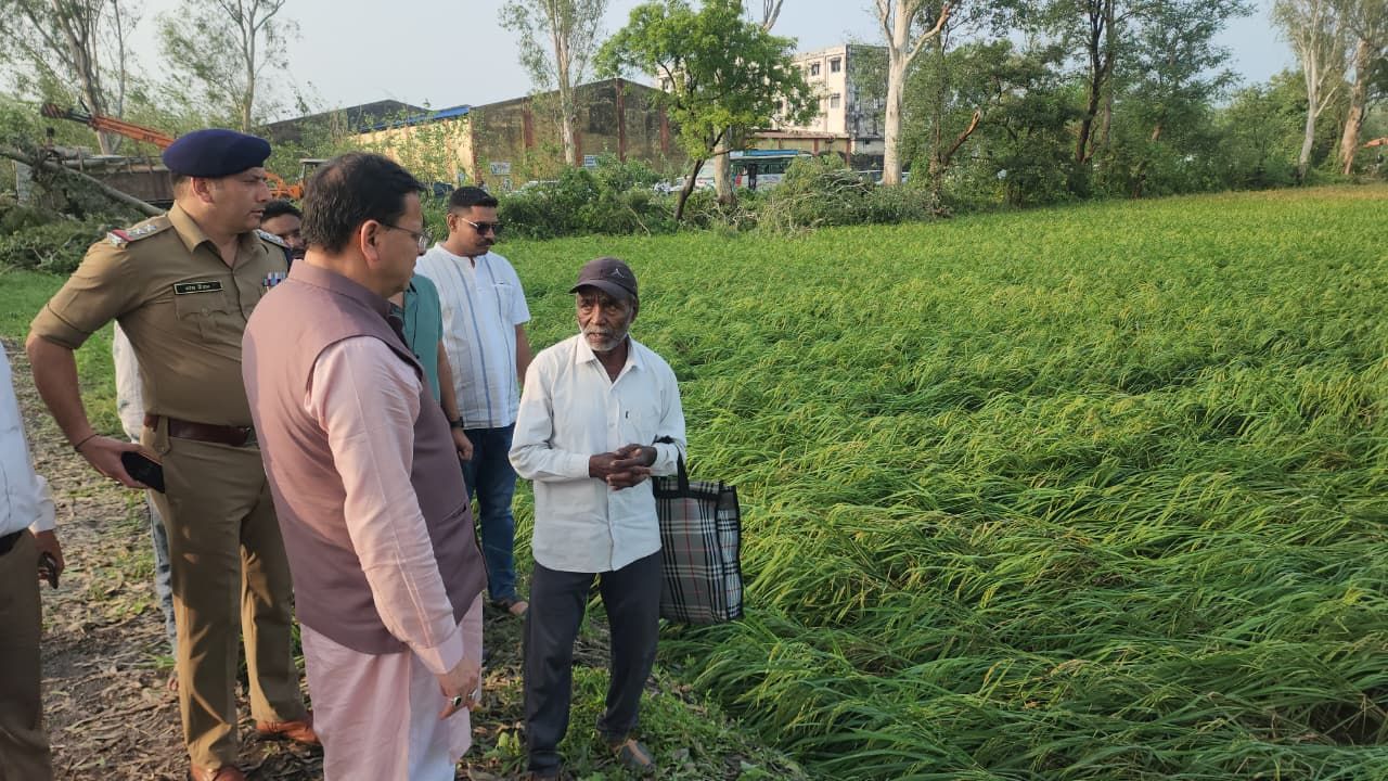 बाजपुर में ओलावृष्टि के बाद किसानों के बीच पहुंचे CM धामी, फसलों के नुकसान का तत्काल सर्वे करने के निर्देश
