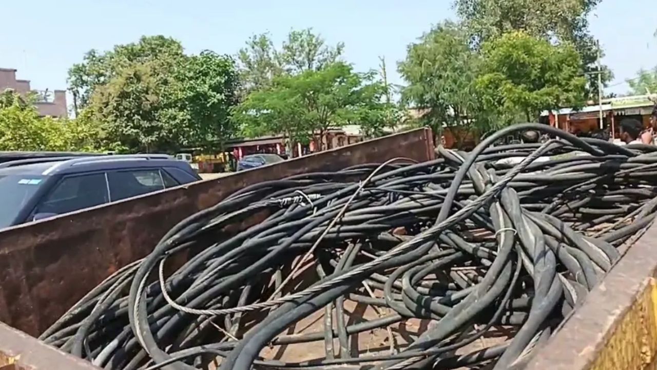 2 किलोमीटर लंबी बिजली केबल चोरी कर ले गए चोर, ट्रैक्टर समेत 3 आरोपी गिरफ्तार