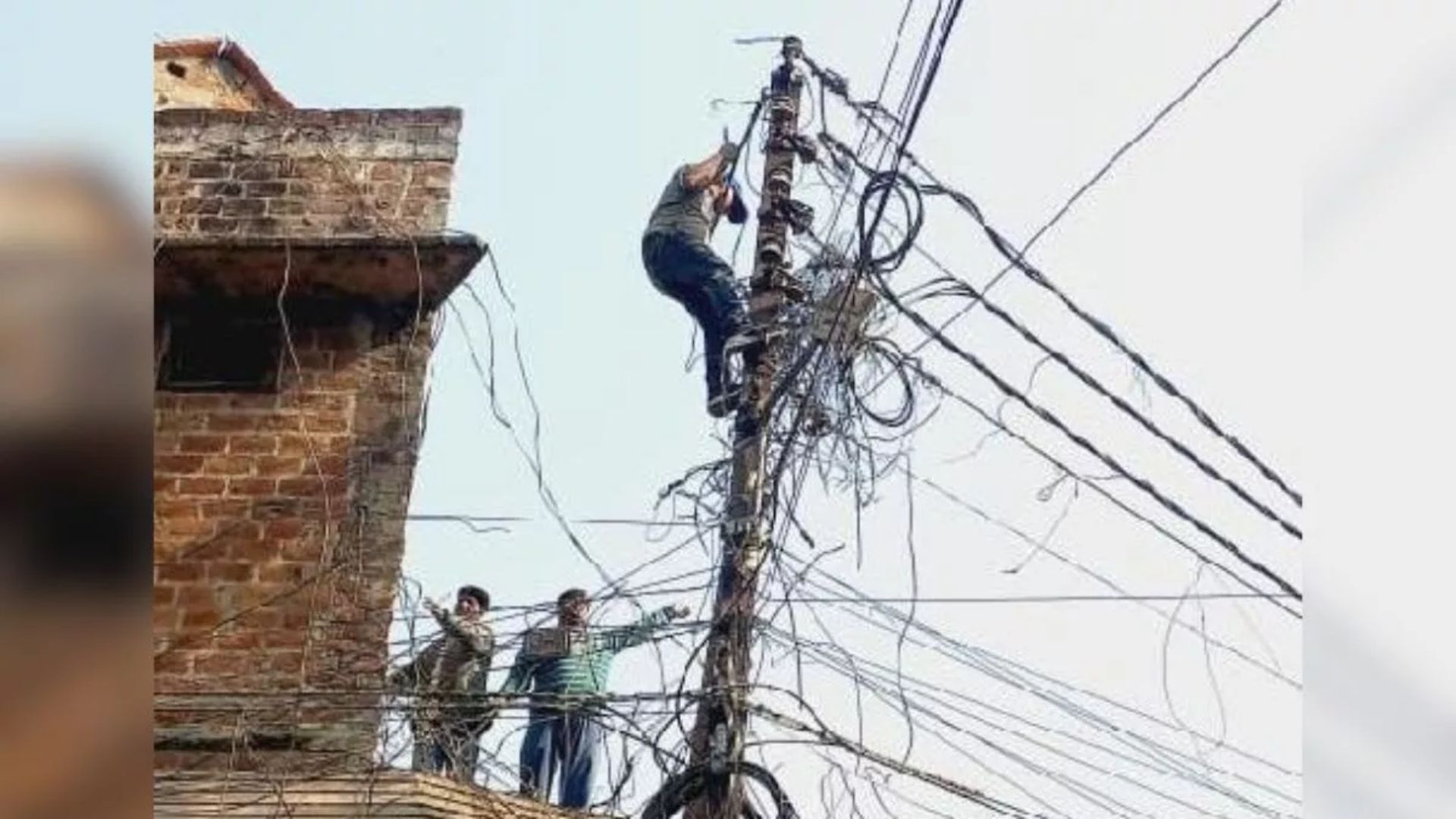 बिजली चोरी पर एक्शन, खंभों पर हुकिंग कर लगाए गए कई किलो PVC वायर जब्त, बोले JE कार्यवाही जारी रहेगी बिजली चोरी पर एक्शन, खंभों पर हुकिंग कर लगाए गए कई किलो PVC वायर जब्त, बोले JE कार्यवाही जारी रहेगी