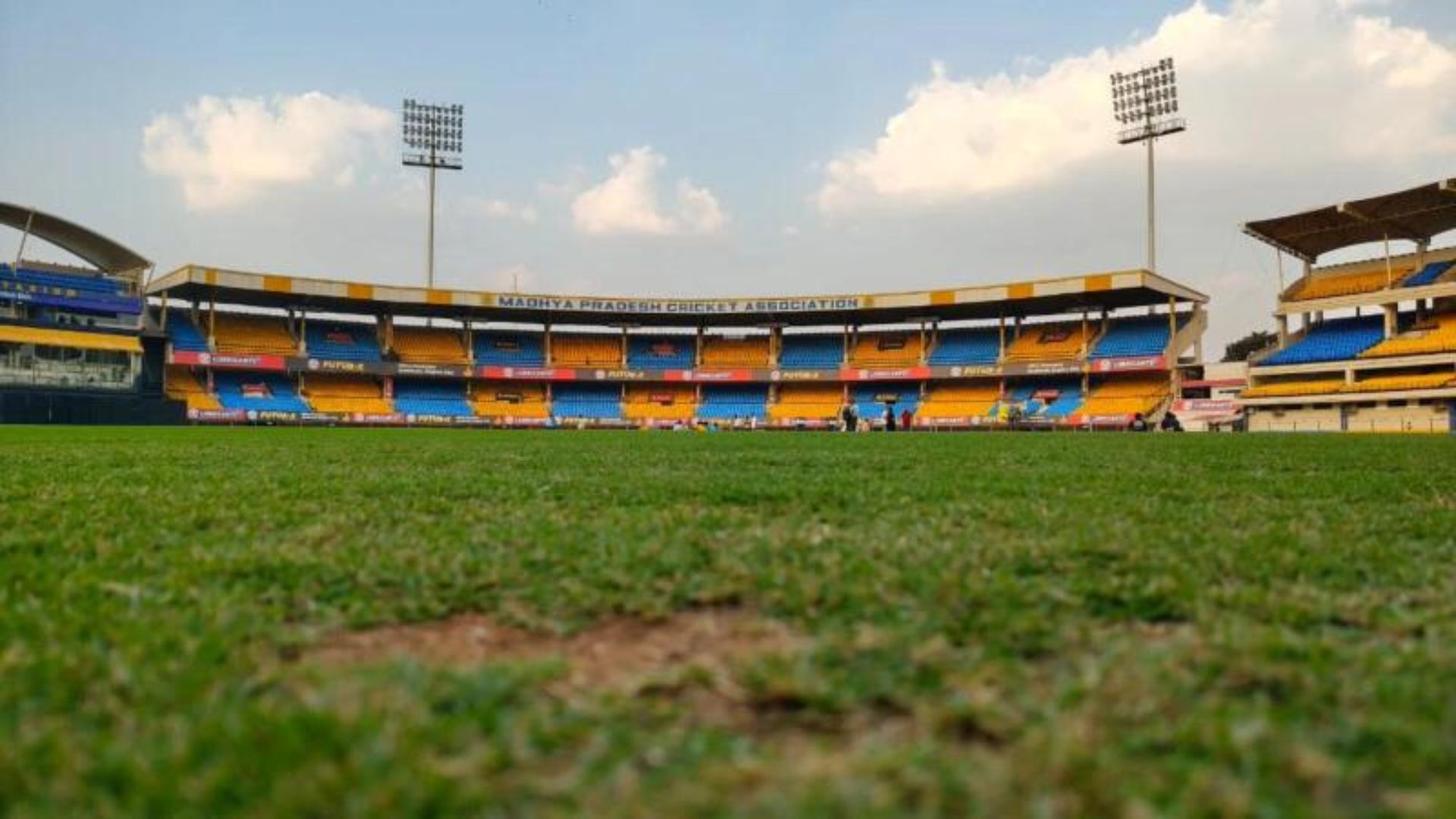 इंदौर में होने वाले मुकाबले के लिए आज चार्टर्ड फ्लाइट से शहर पहुंचेंगी दोनों टीमें, होलकर स्टेडियम में शाम को करेंगी अभ्यास इंदौर में होने वाले मुकाबले के लिए आज चार्टर्ड फ्लाइट से शहर पहुंचेंगी दोनों टीमें, होलकर स्टेडियम में शाम को करेंगी अभ्यास