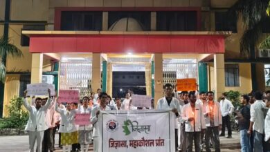 जबलपुर में स्टाइपेंड बढ़ाने के लिए सड़कों पर उतरे आयुष डॉक्टर, निकाला कैंडल मार्च