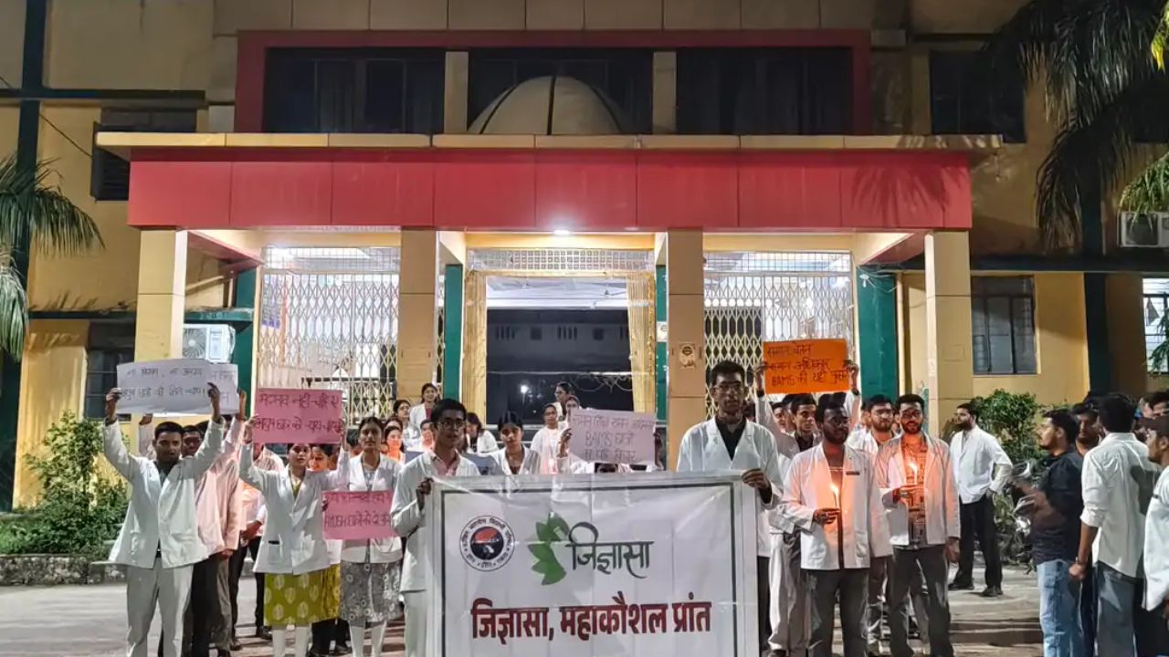 जबलपुर में स्टाइपेंड बढ़ाने के लिए सड़कों पर उतरे आयुष डॉक्टर, निकाला कैंडल मार्च