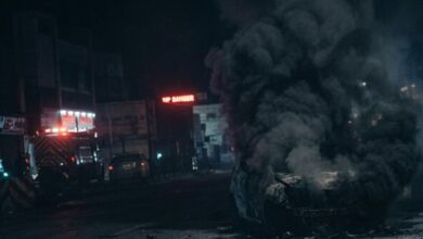 सड़क पर दौड़ रही थी कार, अचानक उठने लगीं आग की लपटें, इंदौर-अहमदाबाद हाईवे पर वाहन जलकर खाक