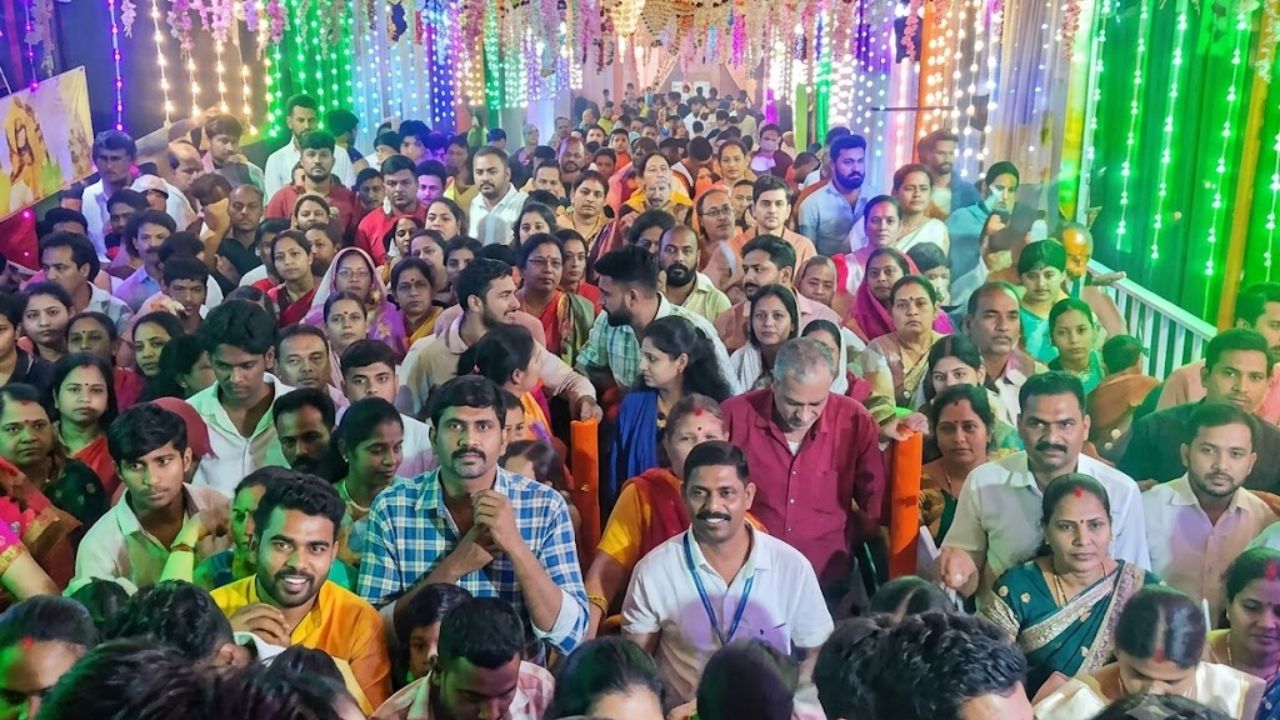 देवास माता टेकरी पर नवरात्रि के पहले दिन उमड़ी भीड़, मेडिकल कैंप में डॉक्टर नहीं मिलने पर नाराज हुए श्रद्धालु देवास माता टेकरी पर नवरात्रि के पहले दिन उमड़ी भीड़, मेडिकल कैंप में डॉक्टर नहीं मिलने पर नाराज हुए श्रद्धालु