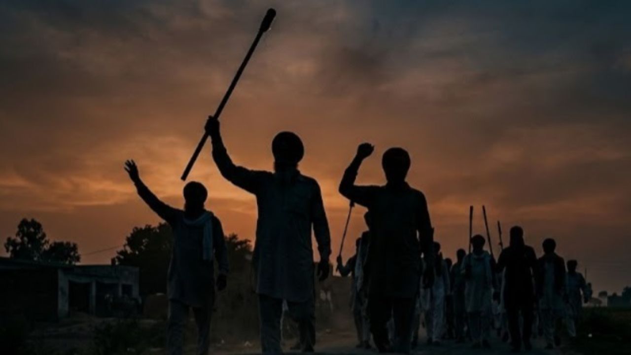 सीहोर में बिजली कटौती से नाराज किसानों ने निकाला मशाल जुलूस, चक्काजाम कर दी आंदोलन की चेतावनी