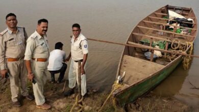 नर्मदा किनारे चल रहे जुए के अड्डे पर दबिश, पुलिस को देख नाव ने बैठकर भागे जुआरी