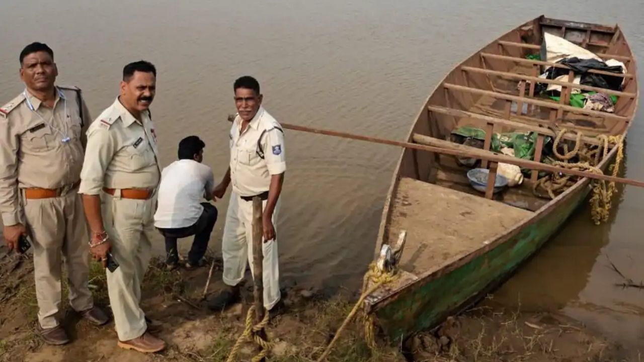 नर्मदा किनारे चल रहे जुए के अड्डे पर दबिश, पुलिस को देख नाव ने बैठकर भागे जुआरी