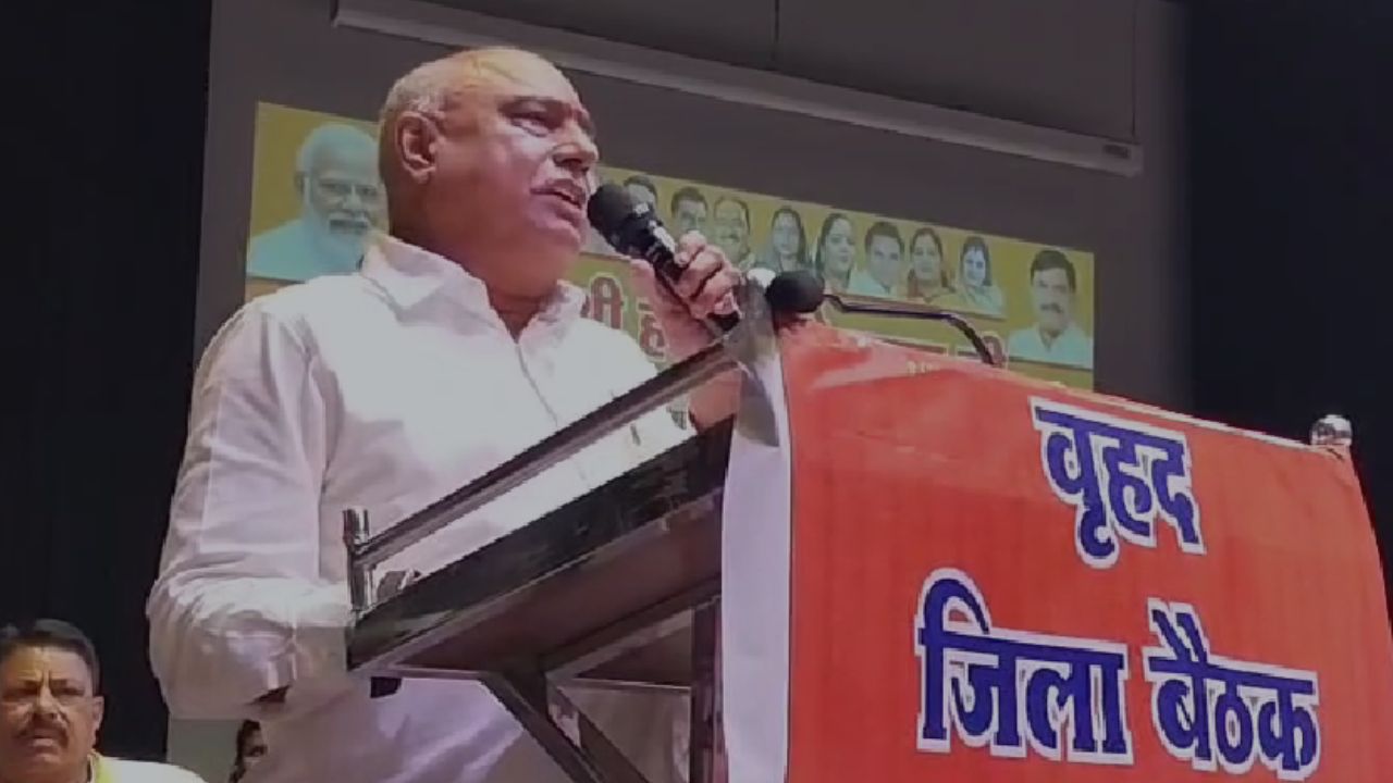 खंडवा पहुंचे BJP प्रदेशाध्यक्ष हेमंत खंडेलवाल, जंतर-मंतर आंदोलन और SIR पर विपक्ष को घेरा