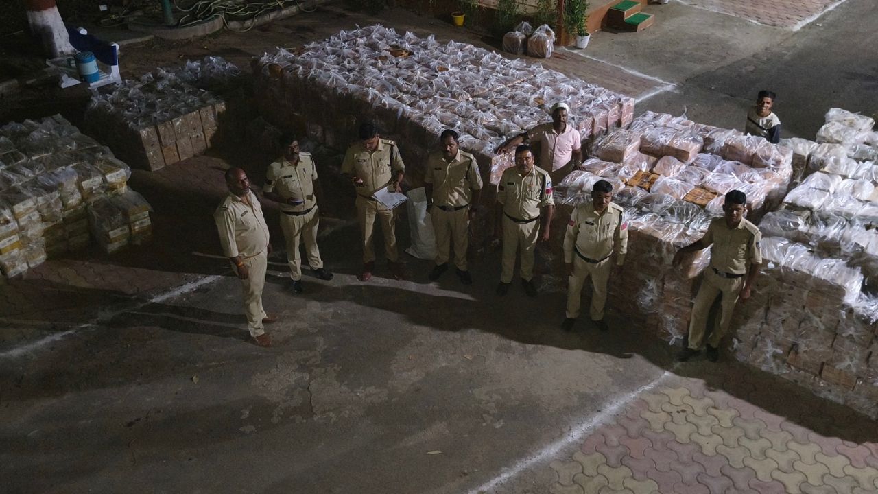आलीराजपुर में पुलिस की बड़ी कार्रवाई, सीमेंट कंटेनर से बरामद की 1426 पेटी अवैध शराब, 1.62 करोड़ रुपये का मशरूका जब्त
