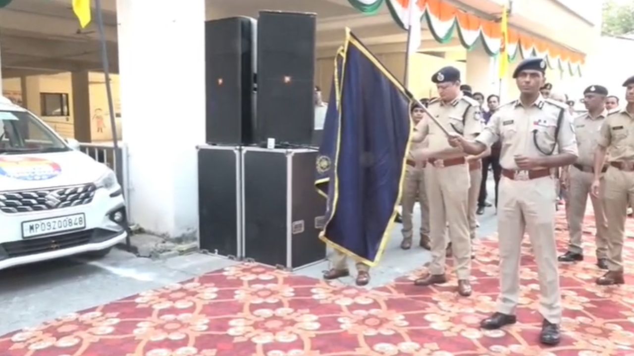 इंदौर में नवरात्रि पर महिला सुरक्षा को लेकर खास तैयारी, पुलिस कमिश्नर ने शक्ति मोबाइल को दिखाई हरी झंडी, हेल्पलाइन नंबर भी जारी