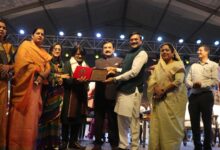 किशोर कुमार की पुण्यतिथि पर खंडवा में देशभर से पहुंचे फैंस, समाधि पर दूध-जलेबी का भोग लगाकर दी श्रद्धांजलि