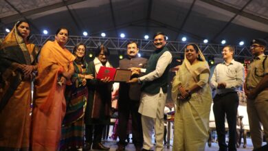 किशोर कुमार की पुण्यतिथि पर खंडवा में देशभर से पहुंचे फैंस, समाधि पर दूध-जलेबी का भोग लगाकर दी श्रद्धांजलि
