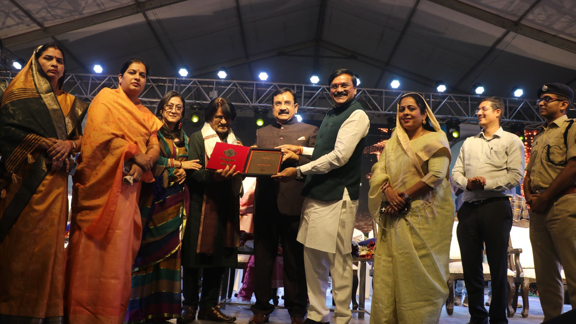 किशोर कुमार की पुण्यतिथि पर खंडवा में देशभर से पहुंचे फैंस, समाधि पर दूध-जलेबी का भोग लगाकर दी श्रद्धांजलि किशोर कुमार की पुण्यतिथि पर खंडवा में देशभर से पहुंचे फैंस, समाधि पर दूध-जलेबी का भोग लगाकर दी श्रद्धांजलि