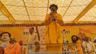 दमोह पहुंची धीरेंद्र शास्त्री की सनातन हिंदू एकता रथयात्रा, पंडोखर सरकार के बयान पर बोले- अपने कपड़े उठाने से अपनी हंसी होती है