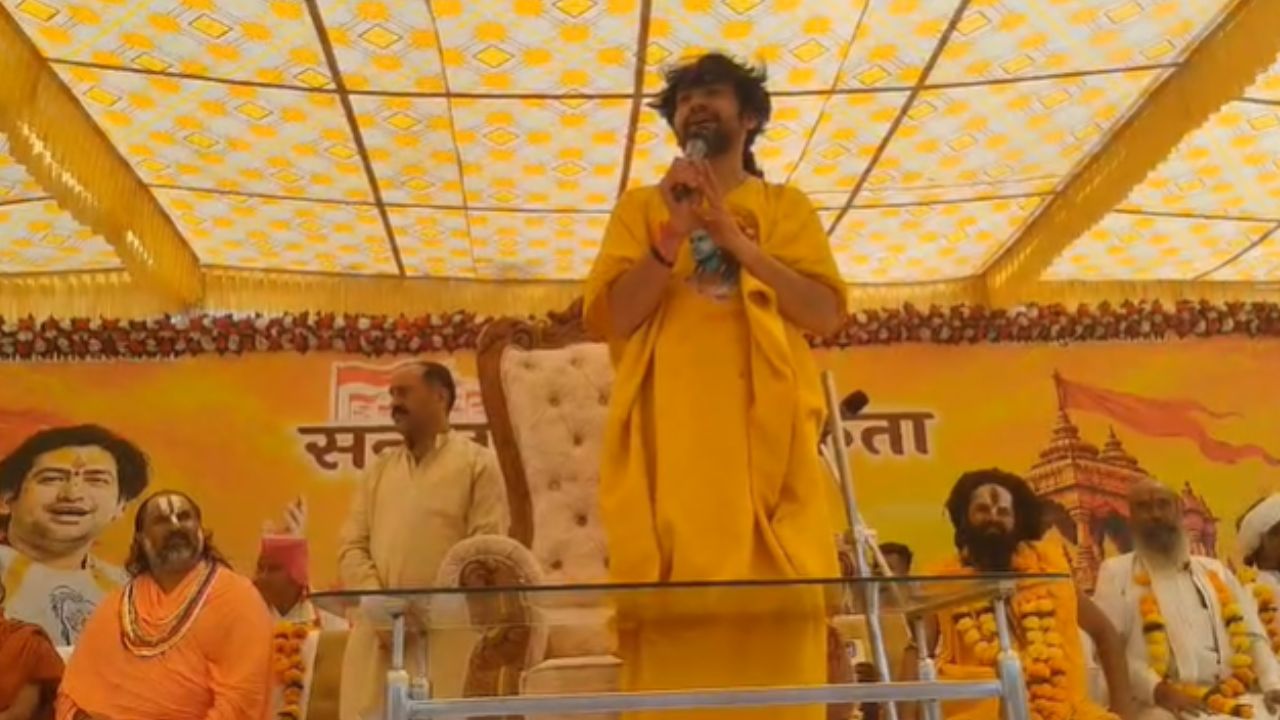 दमोह पहुंची धीरेंद्र शास्त्री की सनातन हिंदू एकता रथयात्रा, पंडोखर सरकार के बयान पर बोले- अपने कपड़े उठाने से अपनी हंसी होती है दमोह पहुंची धीरेंद्र शास्त्री की सनातन हिंदू एकता रथयात्रा, पंडोखर सरकार के बयान पर बोले- अपने कपड़े उठाने से अपनी हंसी होती है