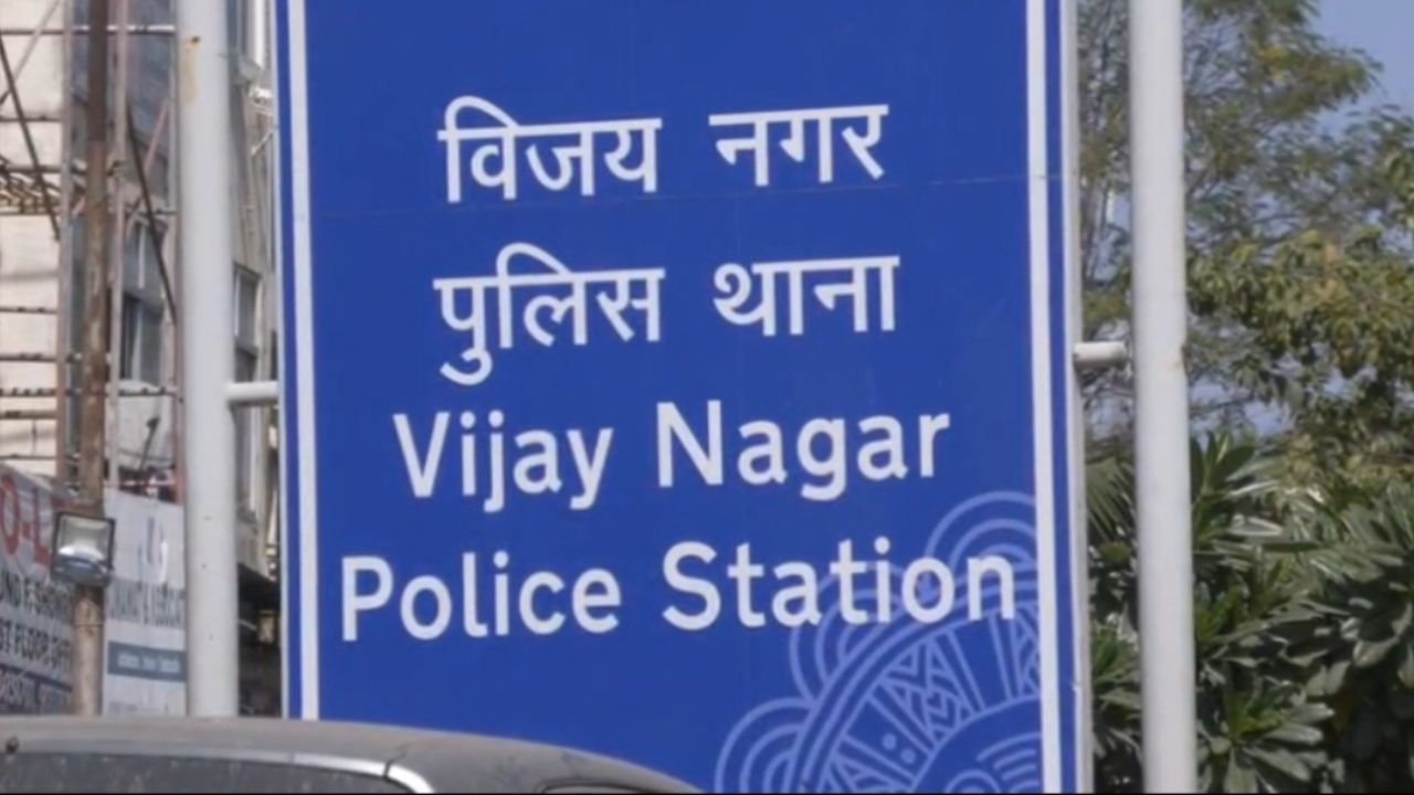Indore News : व्यापारी के साथ 25 लाख रुपये की ठगी, बैग बदलकर आरोपी फरार, पुलिस ने दर्ज किया मामला Indore News : व्यापारी के साथ 25 लाख रुपये की ठगी, बैग बदलकर आरोपी फरार, पुलिस ने दर्ज किया मामला