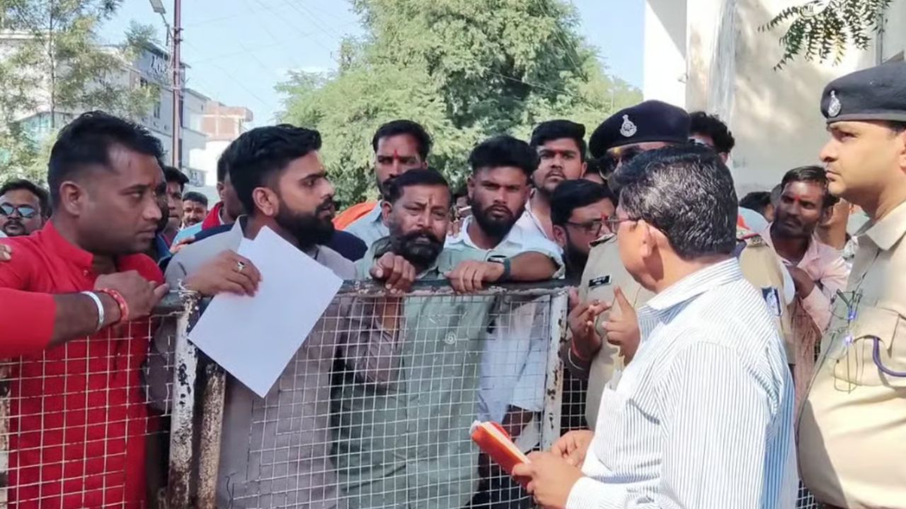 छिंदवाड़ा में गरबा आयोजनों पर VHP की आपत्ति, फिल्मी गाने और कथित अश्लीलता रोकने की मांग छिंदवाड़ा में गरबा आयोजनों पर VHP की आपत्ति, फिल्मी गाने और कथित अश्लीलता रोकने की मांग