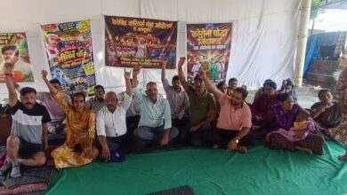 Bhopal: कोरोना वारियर्स का अनिश्चितकालीन धरना, नियमितीकरण की मांग को लेकर कर रहे प्रदर्शन, मुंडन कराकर जताया विरोध