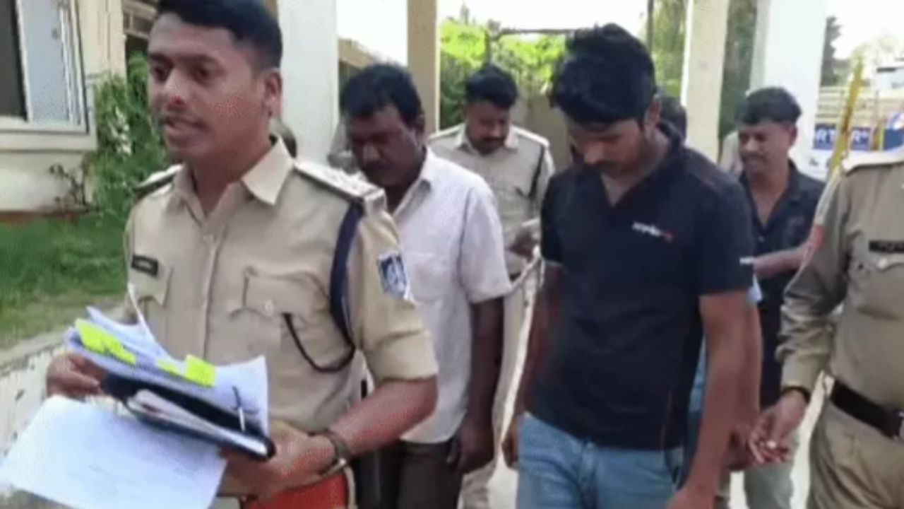 उज्जैन में करोड़ों का तांबा स्क्रैप बरामद, लोडिंग में भरकर ले जा रहे 5 गिरफ्तार उज्जैन में करोड़ों का तांबा स्क्रैप बरामद, लोडिंग में भरकर ले जा रहे 5 गिरफ्तार