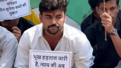 इंदौर के होलकर कॉलेज में करणी सेना की भूख हड़ताल जारी, छात्रा बेहोश और छात्र की तबीयत बिगड़ी