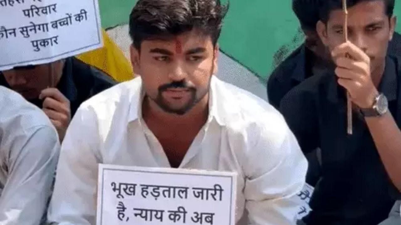 इंदौर के होलकर कॉलेज में करणी सेना की भूख हड़ताल जारी, छात्रा बेहोश और छात्र की तबीयत बिगड़ी इंदौर के होलकर कॉलेज में करणी सेना की भूख हड़ताल जारी, छात्रा बेहोश और छात्र की तबीयत बिगड़ी