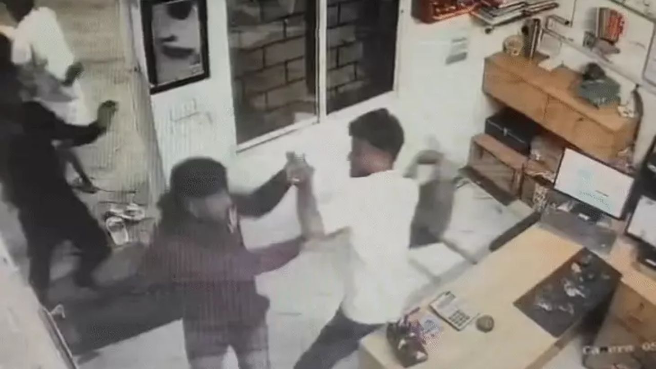 देवास के भौंरासा में पेट्रोल पंप कर्मचारियों से मारपीट, कम पेट्रोल देने की आशंका पर हुआ विवाद देवास के भौंरासा में पेट्रोल पंप कर्मचारियों से मारपीट, कम पेट्रोल देने की आशंका पर हुआ विवाद