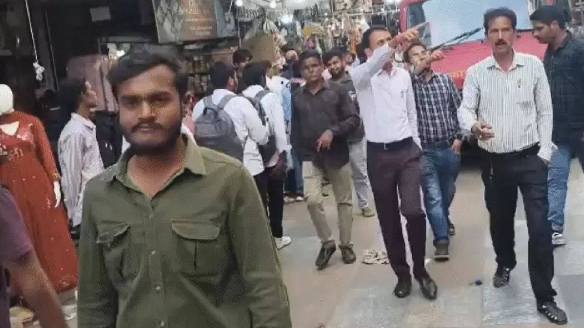 भोपाल न्यू मार्केट में गुरुवार से हटेंगे हॉकर्स, नगर निगम ने स्टेडियम के पास हाट बाजार में जाने को कहा, नियम तोड़ने पर होगी जब्ती भोपाल न्यू मार्केट में गुरुवार से हटेंगे हॉकर्स, नगर निगम ने स्टेडियम के पास हाट बाजार में जाने को कहा, नियम तोड़ने पर होगी जब्ती