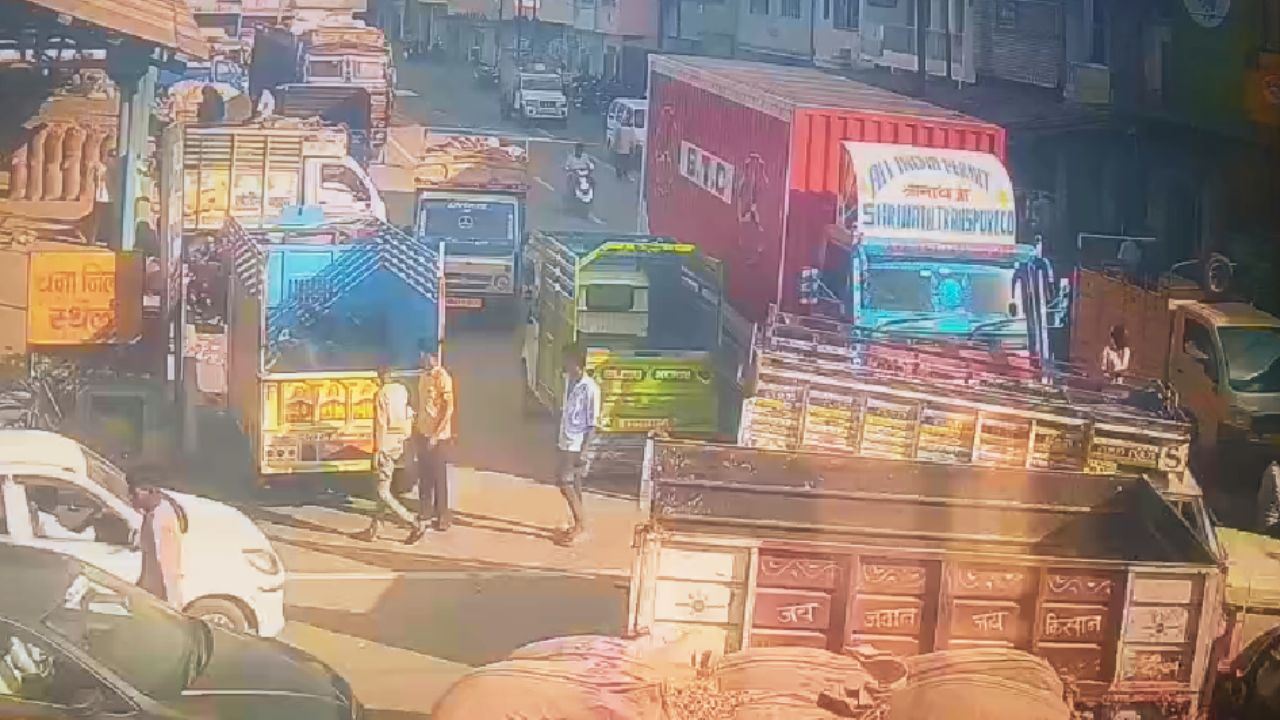 नीमच कृषि मंडी में दिनदहाड़े चोरी, किसान के टेम्पो से अलसी का कट्टा गायब, CCTV में कैद हुए 3 संदिग्ध नीमच कृषि मंडी में दिनदहाड़े चोरी, किसान के टेम्पो से अलसी का कट्टा गायब, CCTV में कैद हुए 3 संदिग्ध