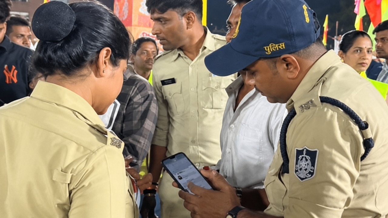 उज्जैन में गरबा पंडालों पर शक्ति स्क्वॉड की निगरानी, महिलाओं की सुरक्षा के लिए 15 चीता पार्टी और 34 एफआरवी तैनात उज्जैन में गरबा पंडालों पर शक्ति स्क्वॉड की निगरानी, महिलाओं की सुरक्षा के लिए 15 चीता पार्टी और 34 एफआरवी तैनात