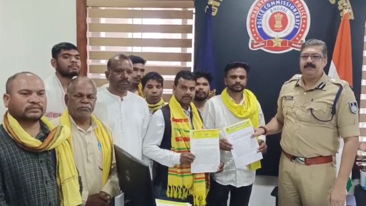 भोपाल में ‘जय जोहार’ बोलने पर आदिवासी छात्रों को गालियां देने का आरोप, थाना प्रभारी निलंबित, उमंग सिंघार ने की FIR की मांग भोपाल में ‘जय जोहार’ बोलने पर आदिवासी छात्रों को गालियां देने का आरोप, थाना प्रभारी निलंबित, उमंग सिंघार ने की FIR की मांग