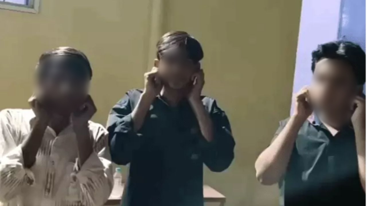 चलती कार में स्टंट करना युवकों को पड़ा भारी, पुलिस ने काटा चालान, लगवाई उठक बैठक चलती कार में स्टंट करना युवकों को पड़ा भारी, पुलिस ने काटा चालान, लगवाई उठक बैठक