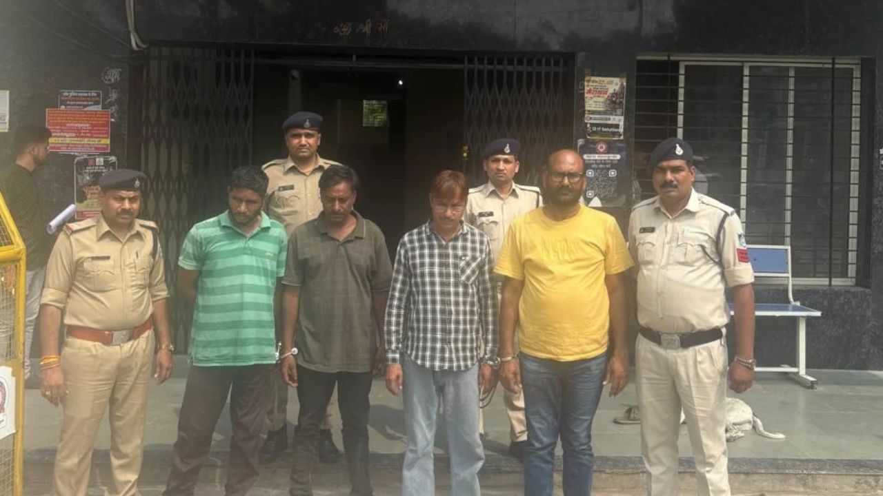 इंदौर में बुजुर्ग के साथ मारपीट का मामला, पुलिस ने 4 आरोपियों को किया गिरफ्तार, धार के रहने वाले हैं चारों इंदौर में बुजुर्ग के साथ मारपीट का मामला, पुलिस ने 4 आरोपियों को किया गिरफ्तार, धार के रहने वाले हैं चारों