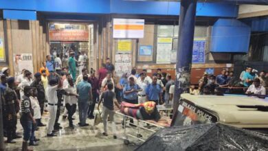 कोलकाता के दुर्गा पूजा पंडाल में मची भगदड़, 17 लोगों की मौत की खबर, पुलिस ने 35 लोगों को अस्पताल भेजा