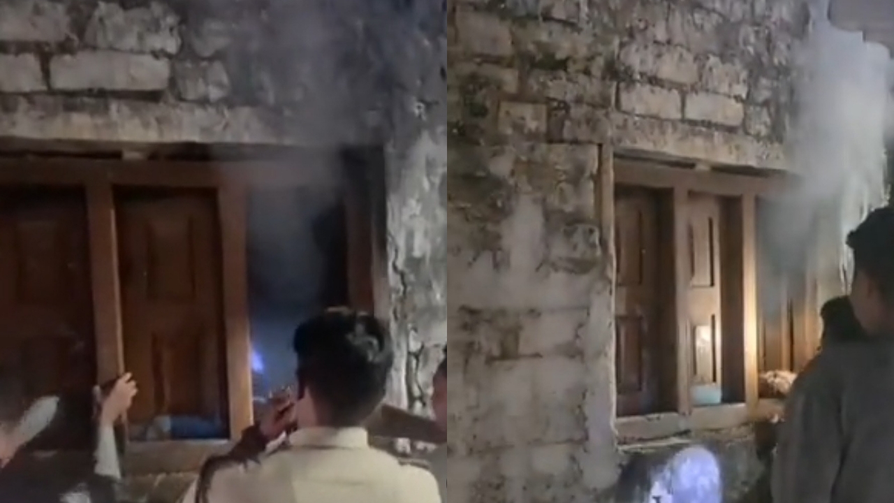 शिवपुरी के नगर परिषद भवन में आगजनी, सरकारी दस्तावेजों में लगी आग, जांच में जुटी पुलिस शिवपुरी के नगर परिषद भवन में आगजनी, सरकारी दस्तावेजों में लगी आग, जांच में जुटी पुलिस