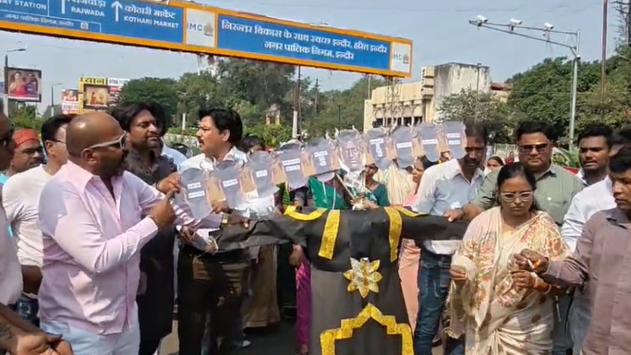 इंदौर महापौर के खिलाफ नगर निगम नेता प्रतिपक्ष का प्रदर्शन, ‘मित्रासुर’ का पुतला फूंका, कई मुद्दों पर घेरा, लगाए गंभीर आरोप