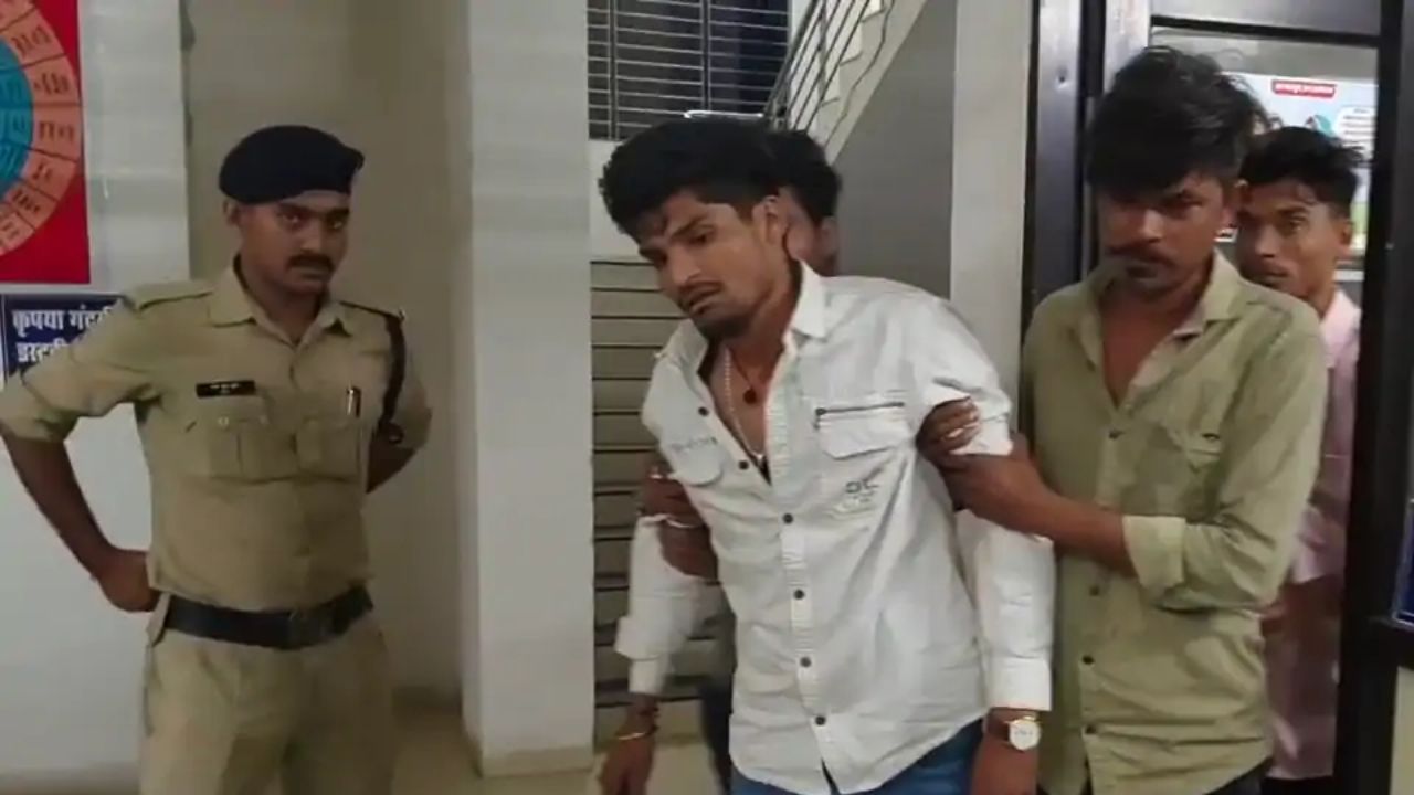 नरसिंहपुर में आंखों में मिर्ची झोंक ज्वेलर से 35 लाख की लूट, आरोपियों की तलाश में जुटी पुलिस नरसिंहपुर में आंखों में मिर्ची झोंक ज्वेलर से 35 लाख की लूट, आरोपियों की तलाश में जुटी पुलिस