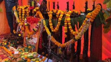 दशहरा पर पुलिस लाइन में हुआ शस्त्र पूजन, वैदिक मंत्रोच्चार के साथ निभाई परंपरा