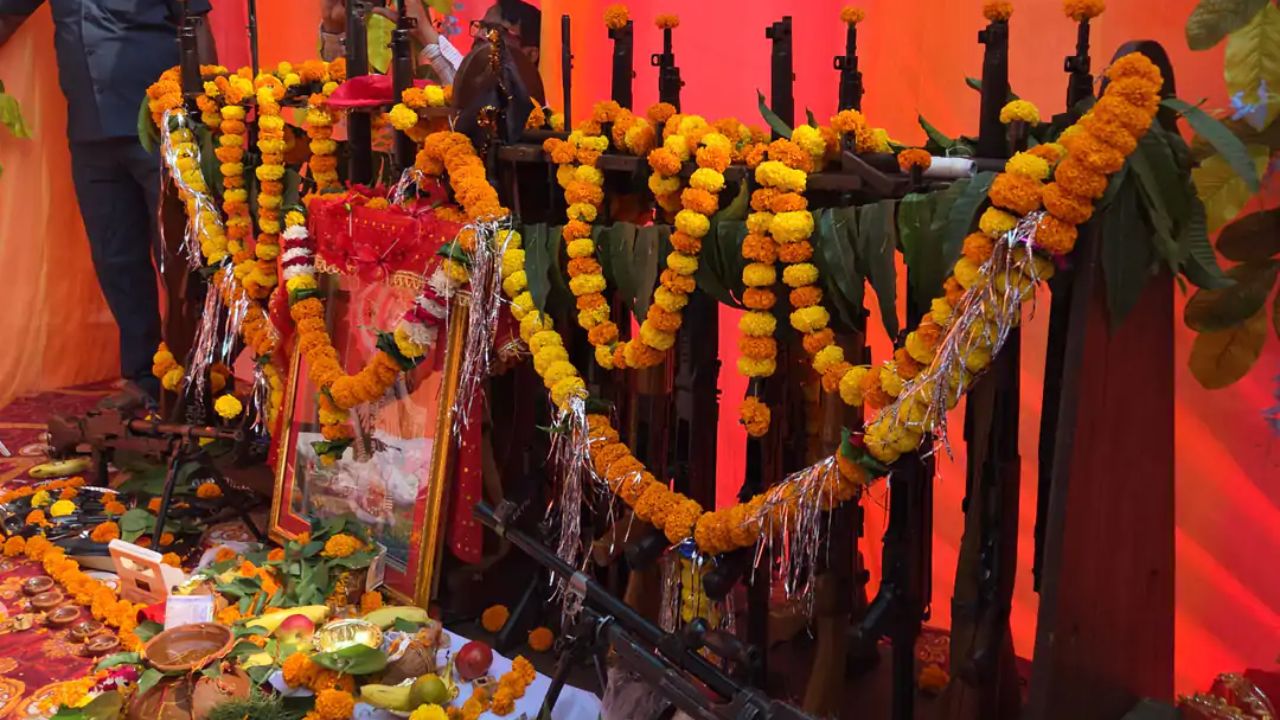 दशहरा पर पुलिस लाइन में हुआ शस्त्र पूजन, वैदिक मंत्रोच्चार के साथ निभाई परंपरा