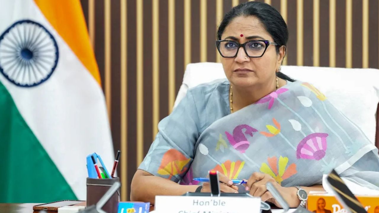 दिल्ली विंटर एक्शन प्लान: सीएम रेखा गुप्ता ने की घोषणा, 50% वर्क फ्रॉम होम, बिना PUC नहीं मिलेगा ईंधन, जानिए डिटेल्स