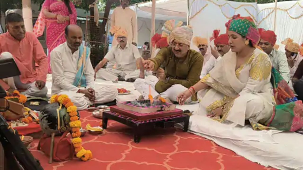 गुना के पुलिस शस्त्रागार में महिला एसपी ने की पूजा, हितिका वासल के साथ कलेक्टर भी रहे मौजूद