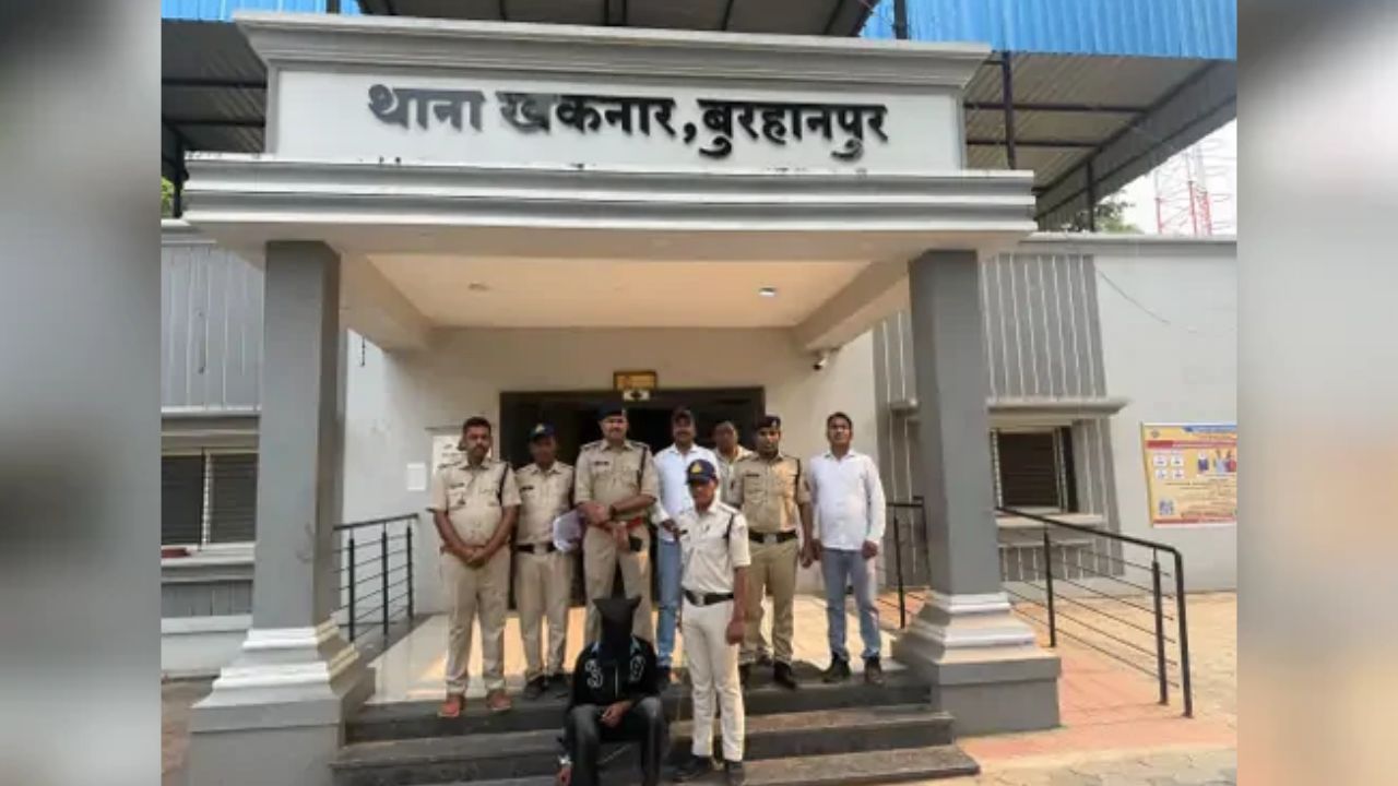 बुरहानपुर में अवैध हथियार तस्करी पर पुलिस का शिकंजा, दो देसी पिस्टल के साथ दो आरोपियों को दबोचा