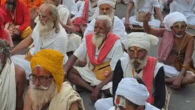 कलेक्ट्रेट के बाहर धरने पर बैठे संत, दो घंटे तक चली नारेबाजी, अधिकारियों की समझाइश के बाद हटे