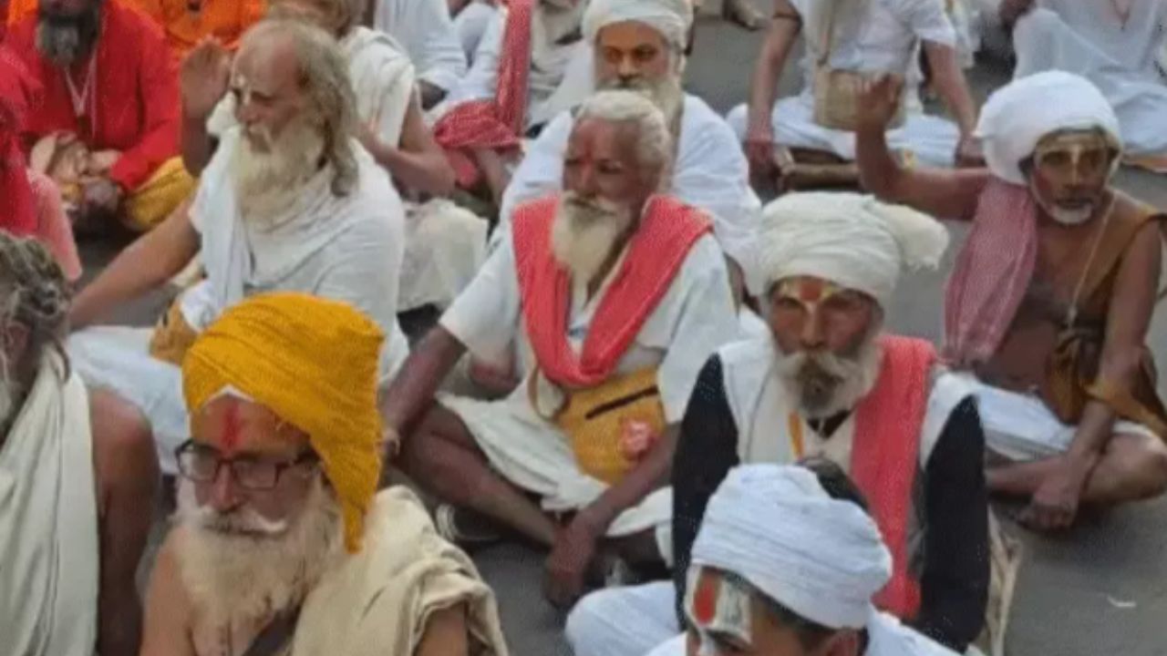 कलेक्ट्रेट के बाहर धरने पर बैठे संत, दो घंटे तक चली नारेबाजी, अधिकारियों की समझाइश के बाद हटे कलेक्ट्रेट के बाहर धरने पर बैठे संत, दो घंटे तक चली नारेबाजी, अधिकारियों की समझाइश के बाद हटे