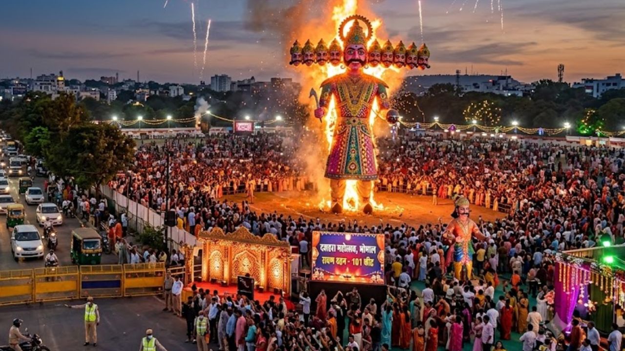 जंबूरी मैदान में 101 फीट के रावण का दहन, भोपाल में दशहरे की रौनक के बीच बदले रहेंगे कई रास्ते जंबूरी मैदान में 101 फीट के रावण का दहन, भोपाल में दशहरे की रौनक के बीच बदले रहेंगे कई रास्ते