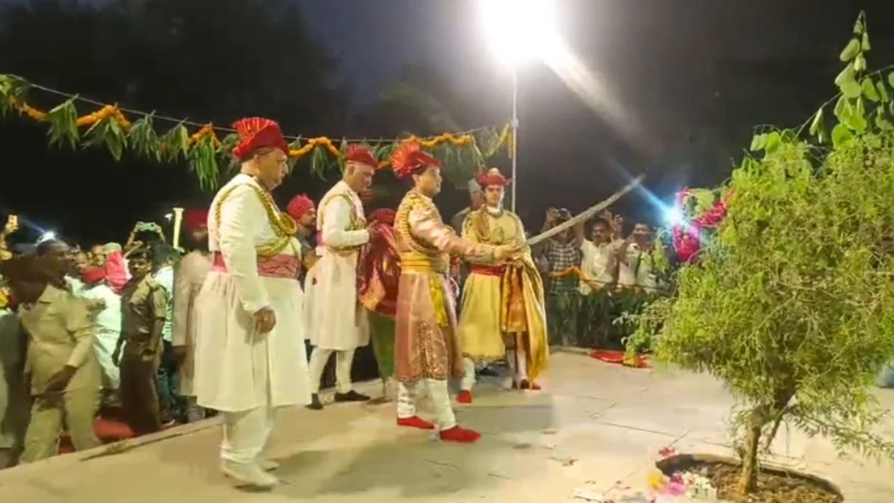 ग्वालियर में आज भी जीवित है शाही परंपरा, “महाराज” ज्योतिरादित्य सिंधिया के शमी के वृक्ष में तलवार लगाते पत्तियां लूटने दौड़े लोग