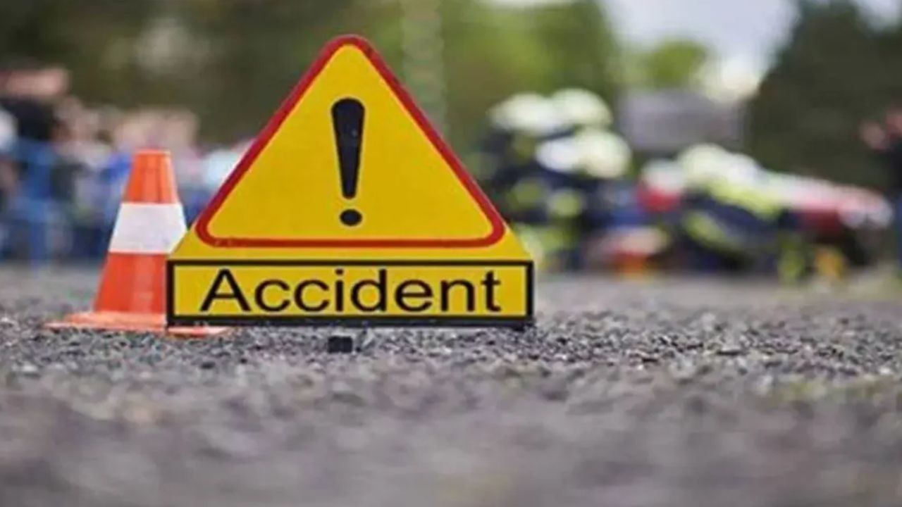 अशोकनगर में भीषण सड़क हादसा, ट्रक की टक्कर से दो लोगों की मौत, अन्य पांच घायल